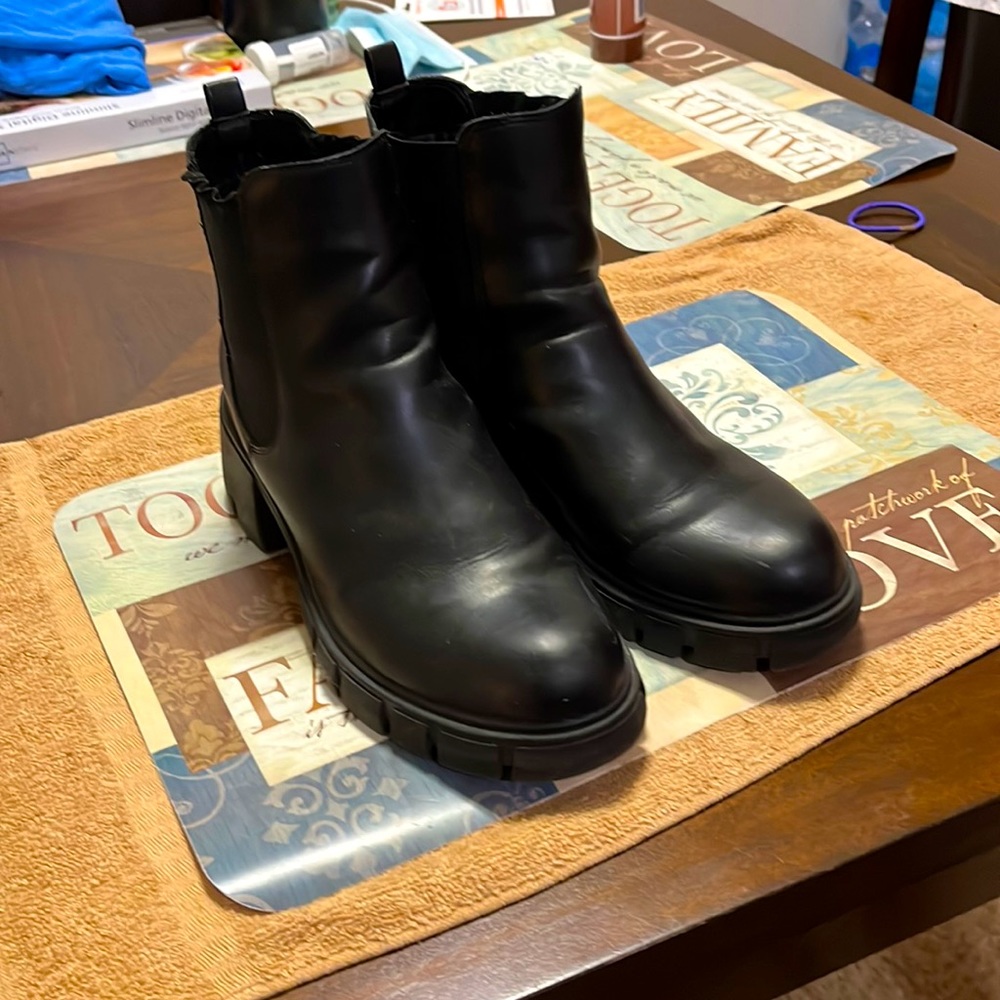 Black women boots size 9 1/2